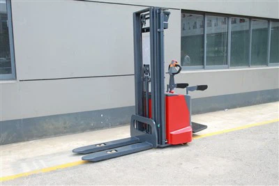 To'liq elektr 1Ton, 1,6Ton yetib boradigan ko'taruvchi g'ildiraklar tagliklari Tripleks Mast Stand-on Stacker CL1646/CL1655